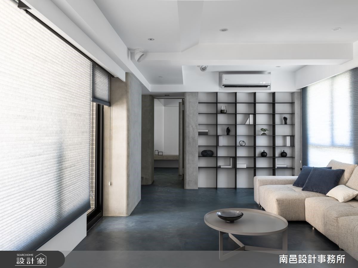 客廳框體下方設計鐵件書牆，展示屋主藏書，描繪獨一無二端景。