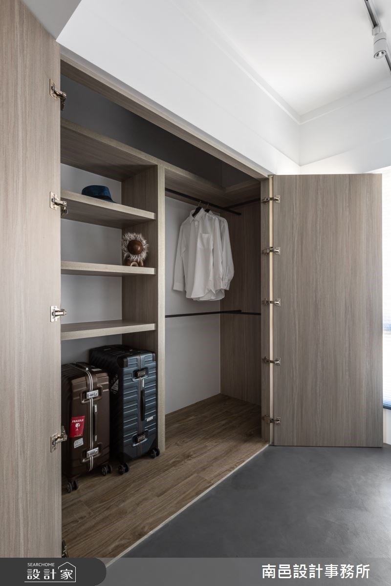 多功能式規劃大型收納櫃體，便利居者擺放日常用品及行李箱。