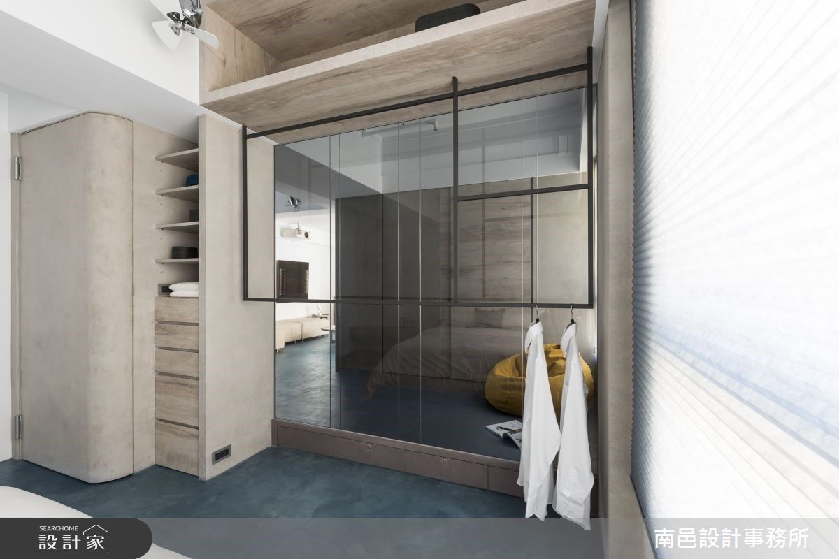 主臥衣櫃以鐵件線條設計延續一貫俐落質感，並利用樑下空間設計櫃體，展現最大化的極簡空間感。