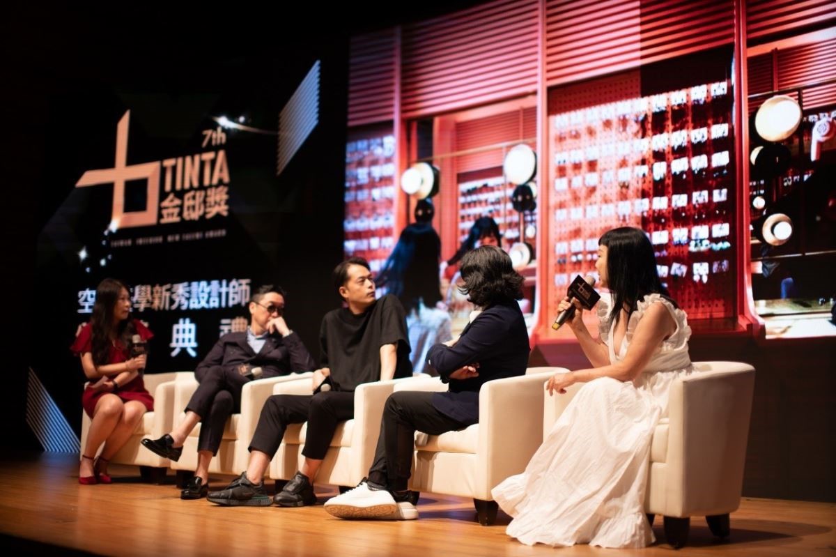 未來式主席 / 好樣集團創辦人_汪麗琴親臨現場，給予新銳設計師在陳設裝飾上更多專業回饋與建議。