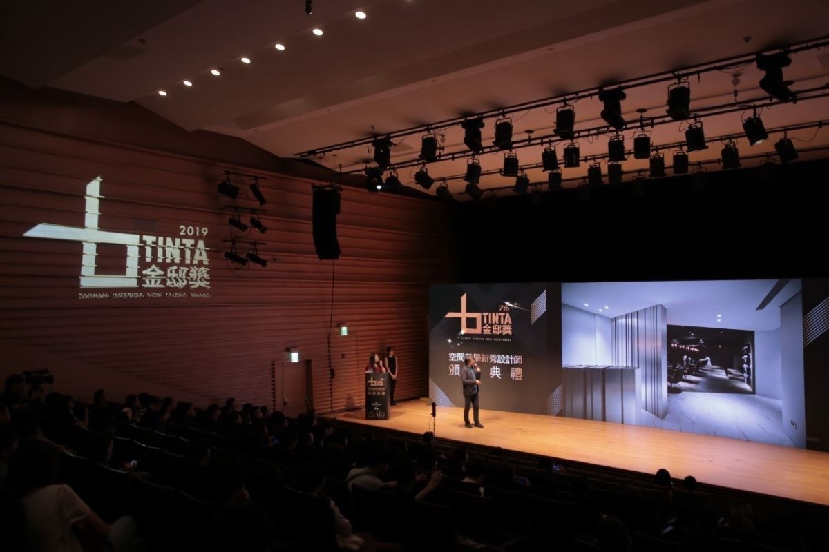 第二階段評點由中華民國室內設計協會理事長龔書章分析參賽作品。