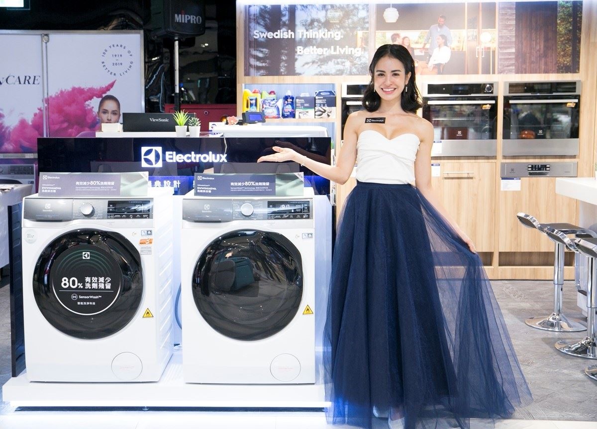 人氣女星與主持人「雷艾美」化身一日店長，分享本次伊萊克斯 「Wi-Fi智能洗脫烘衣機」的創新科技與優異功能
