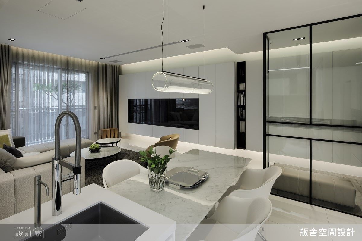 電視牆以白色櫃體搭配黑色玻璃，巧妙隱藏電視打造機能美型櫃體。