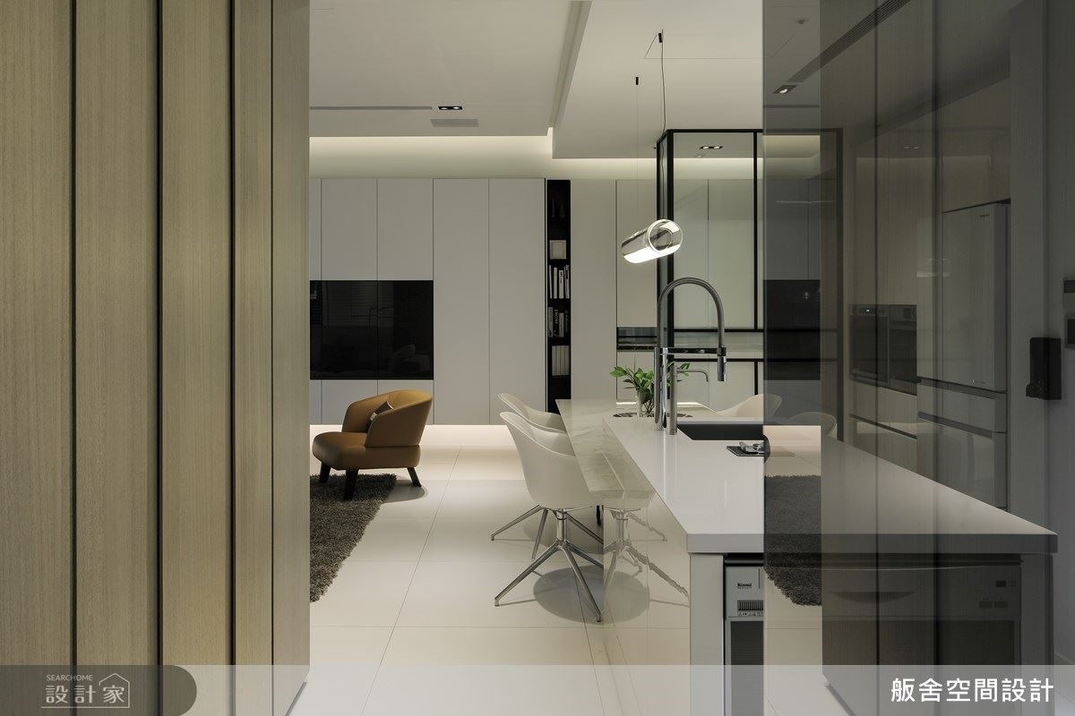 餐廳中島隱藏大量機能，環形動線定義自由無拘的空間格局。