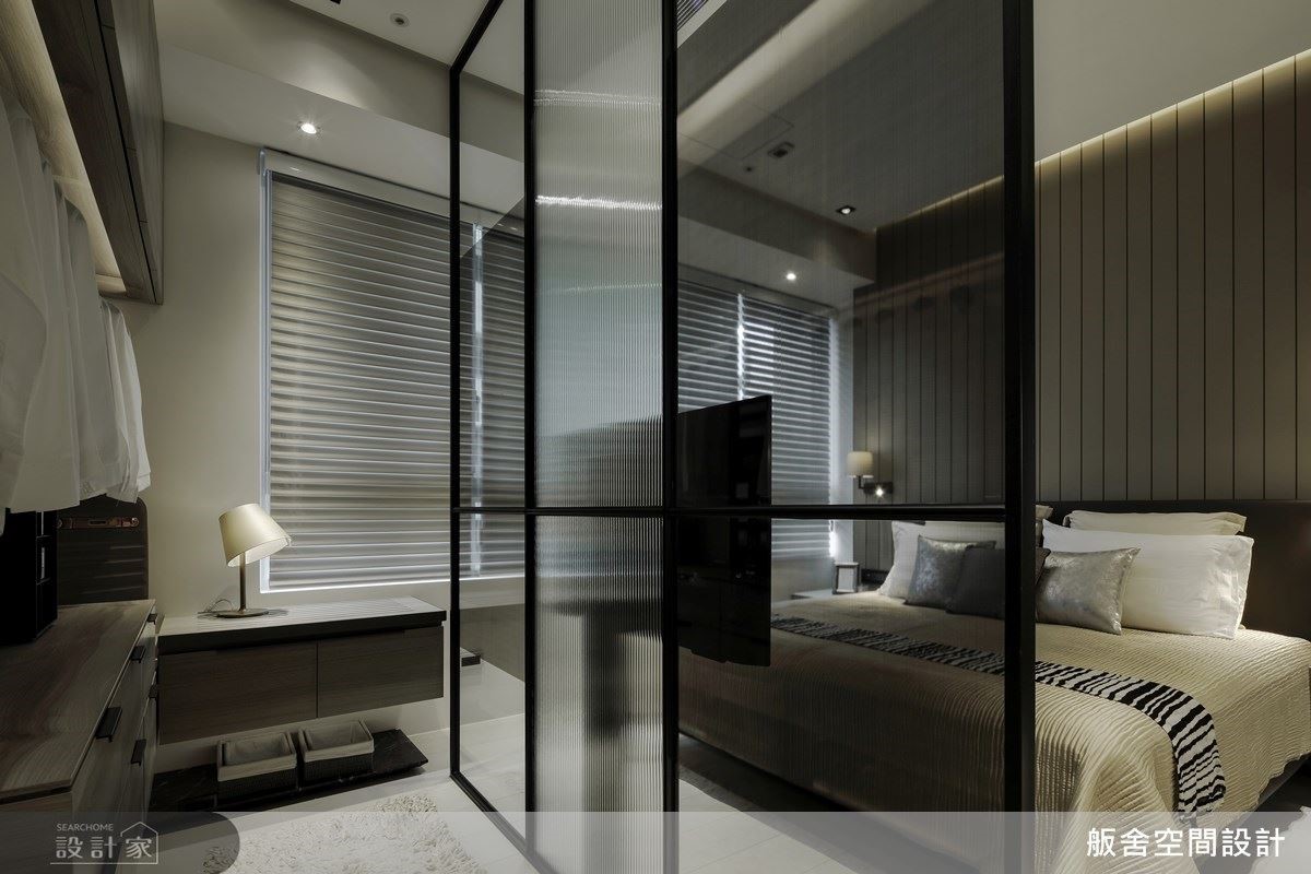 主臥以大地色系圍塑溫暖氛圍，床頭運用切割線條延伸視覺放大空間感受。