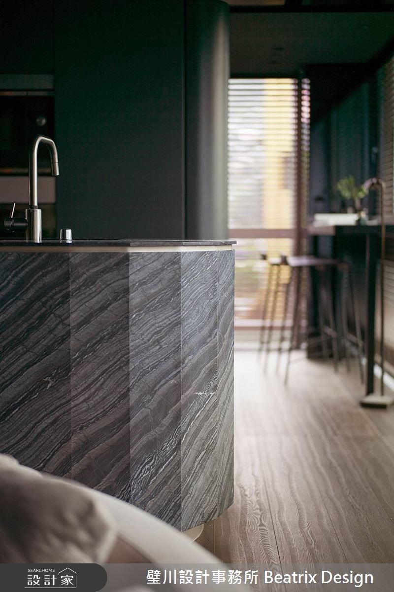 中島吧檯採用 16 邊形工藝切割，細膩體現漂亮光影層次。