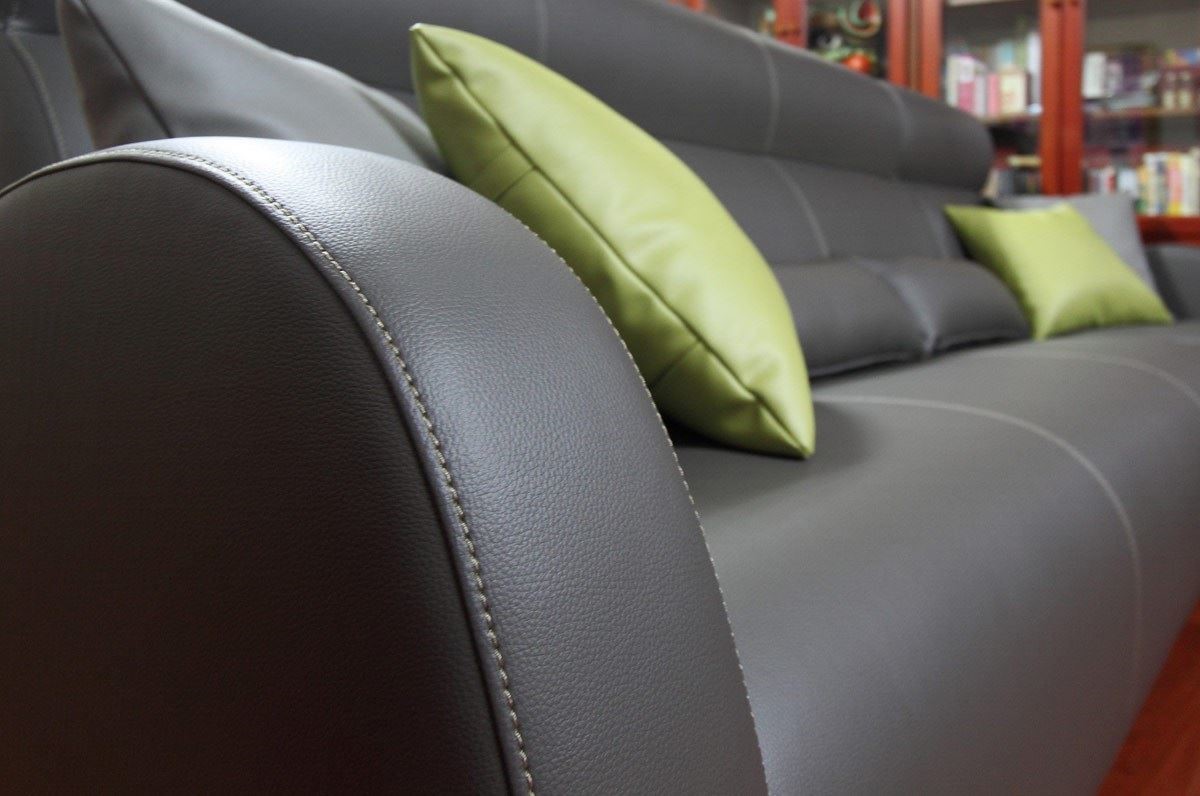 合成皮沙發也可以稱為人造皮革沙發，大多是在底材表面加工 PVC 或 PU 作為沙發表材。