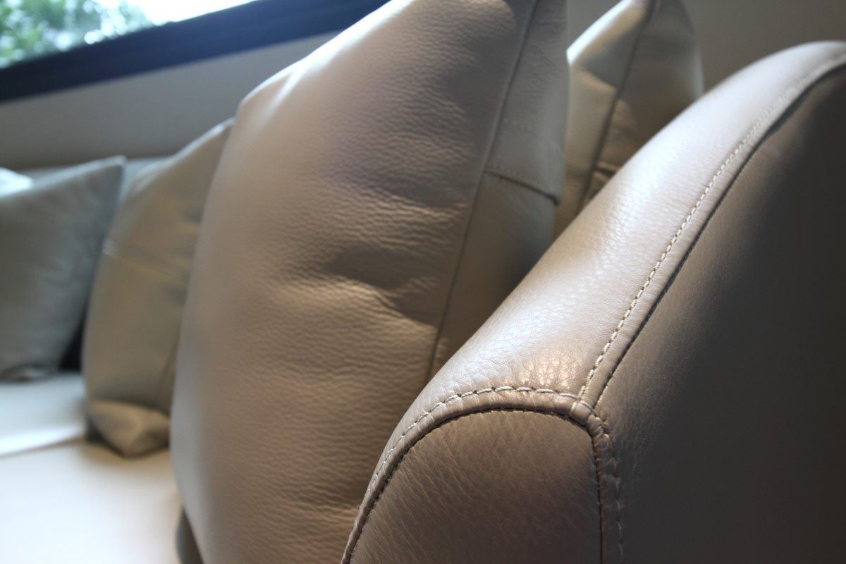 牛皮沙發是所有沙發款式中價位較高的種類，其中又分為苯染皮與塗料皮。