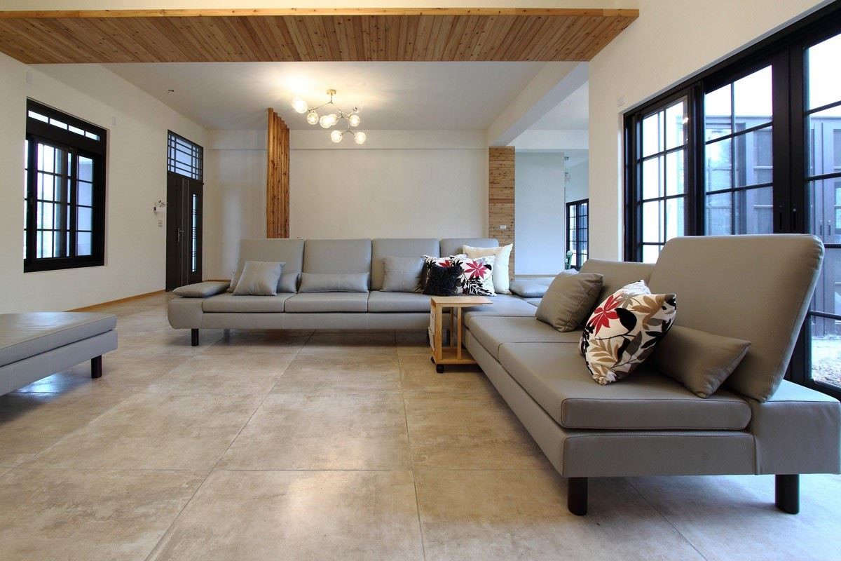 選用牛皮面料的水泱泱沙發，更能低調烘托現代豪宅別墅的雍容貴氣。
