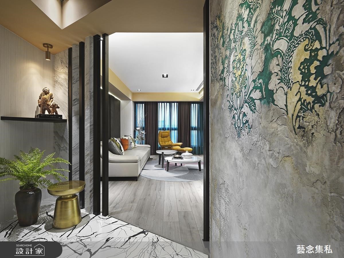 為增加「家」的個性和識別度，進門處選用丹麥環保漆 novacolor，以特殊的手法，在家中的牆面製作上立體的特殊花紋，流露著懿美之態，令人一進門就留下深刻印象。