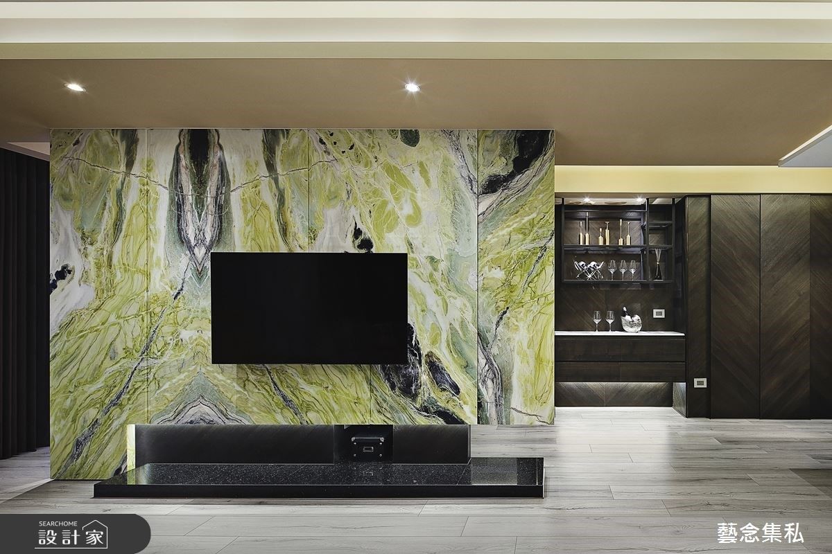 特意選擇了一塊綠色、白色、黑色暈染的大理石，通過獨特的天然紋理，試圖創造視覺變化與環境溫度，更成為場域中最聚焦的視覺焦點。