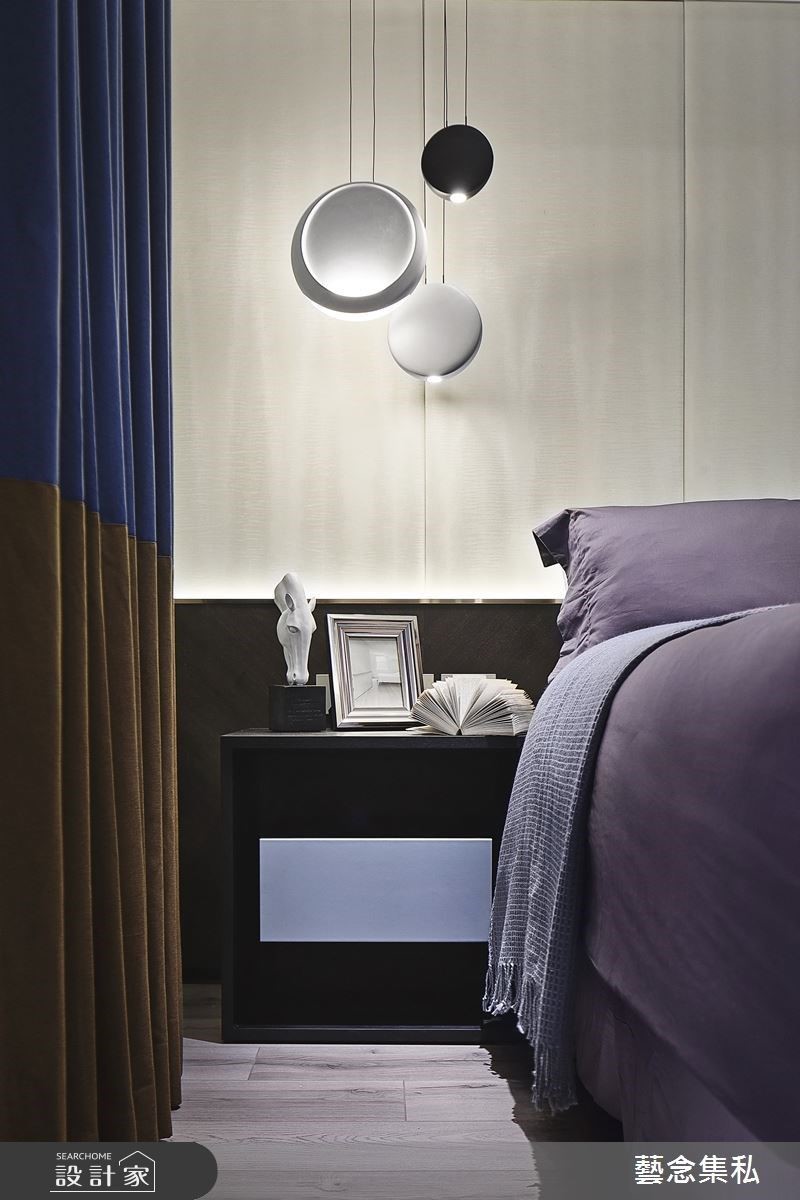 個性爽朗的妹妹，臥室以斑馬紋壁紙做為空間裡醒目的主視覺，搭配雅致的色彩和顏色沉穩的窗簾，相對低歛的場域風格，與妹妹的個性形成反差，卻或許也是其真正的內在。