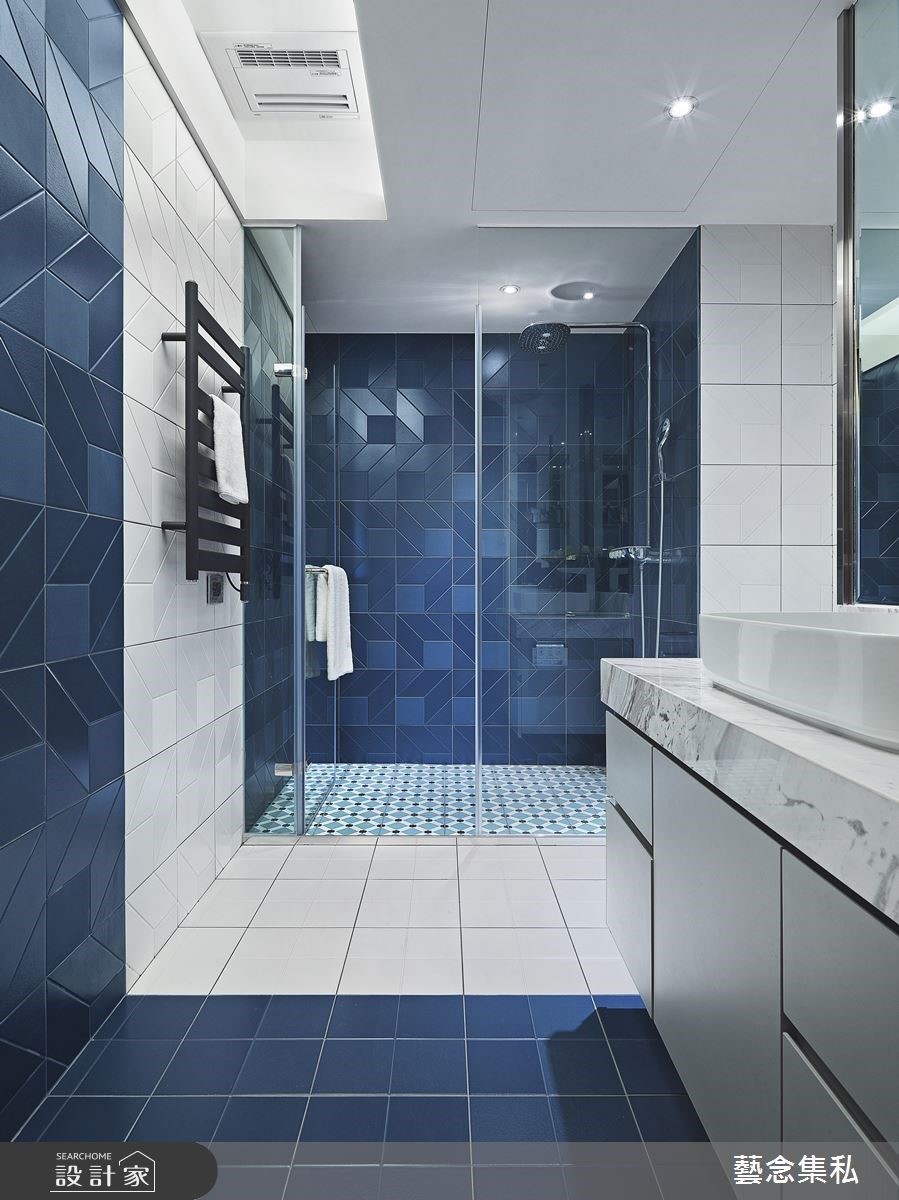 衛浴空間則運用 3 種磁磚拼貼，讓整體空間設計豐富趣味，獨具一格。