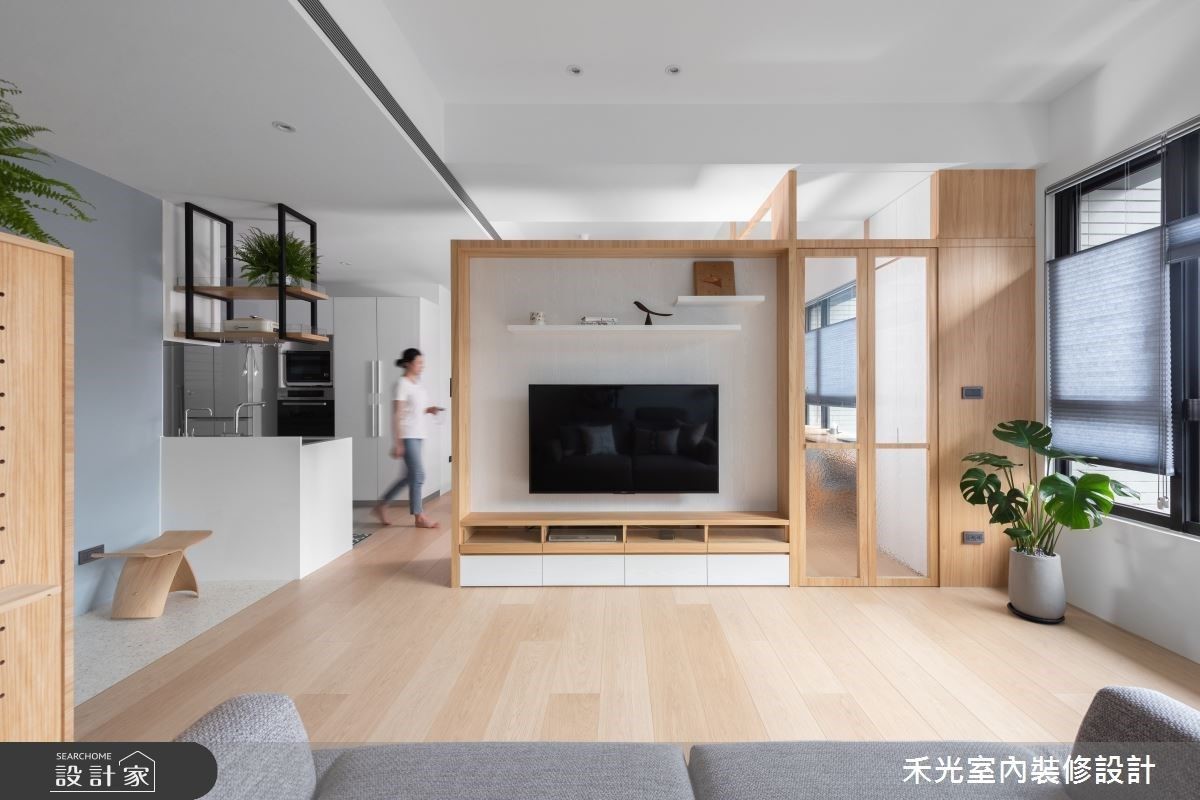 客廳電視牆以水平垂直線條，豐富視覺層次感。