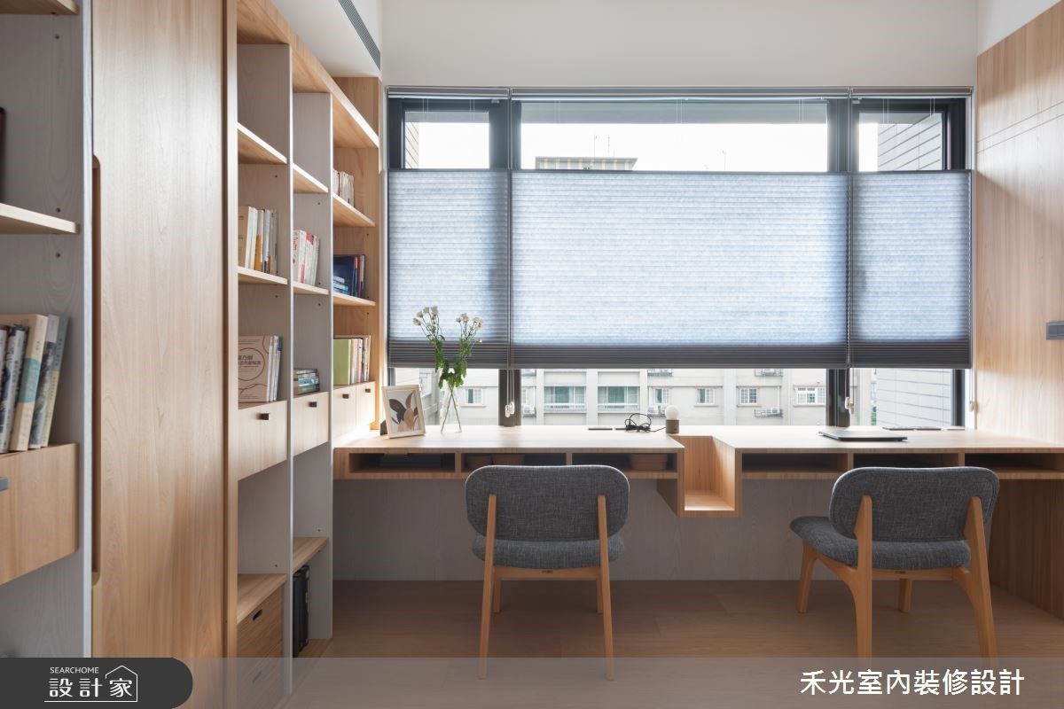 書桌規劃於窗邊，讓閱讀時也能有窗外景致伴隨。
