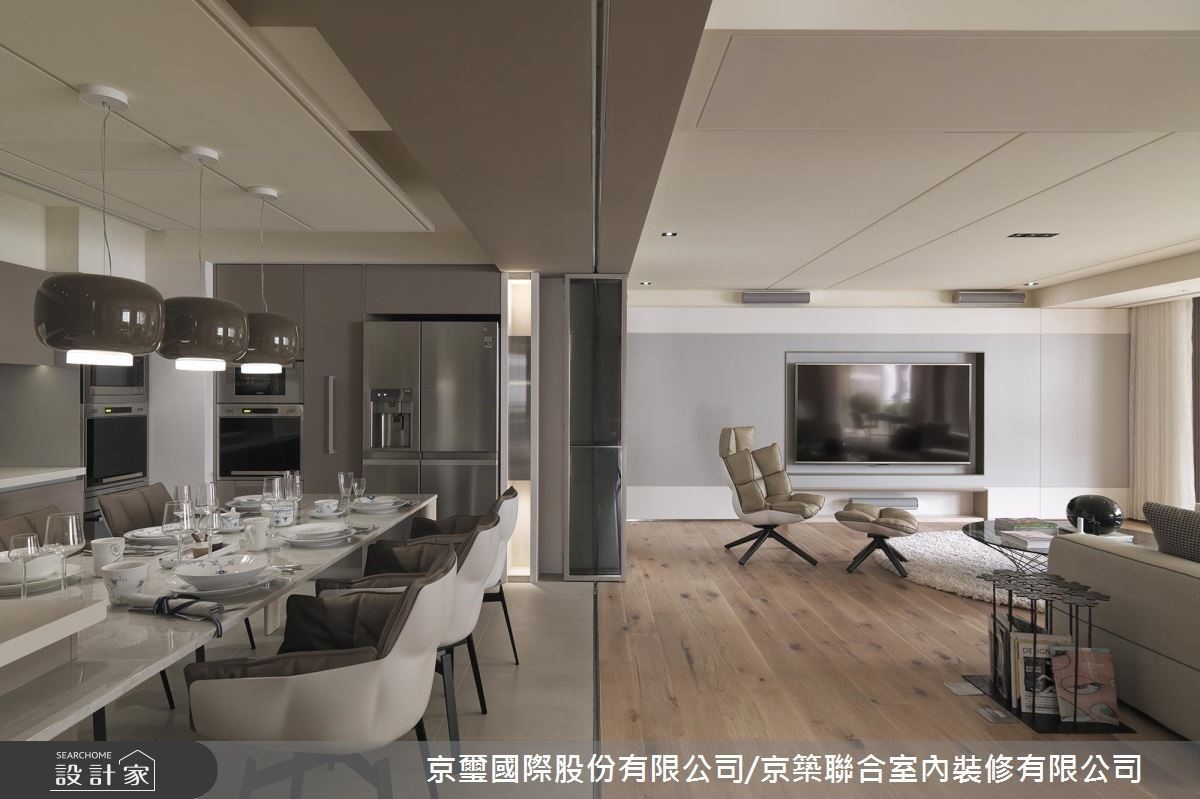 透過地坪變化轉換場域機能，開放式場域串聯空間與人的交流，營造自由意念的生活型態。