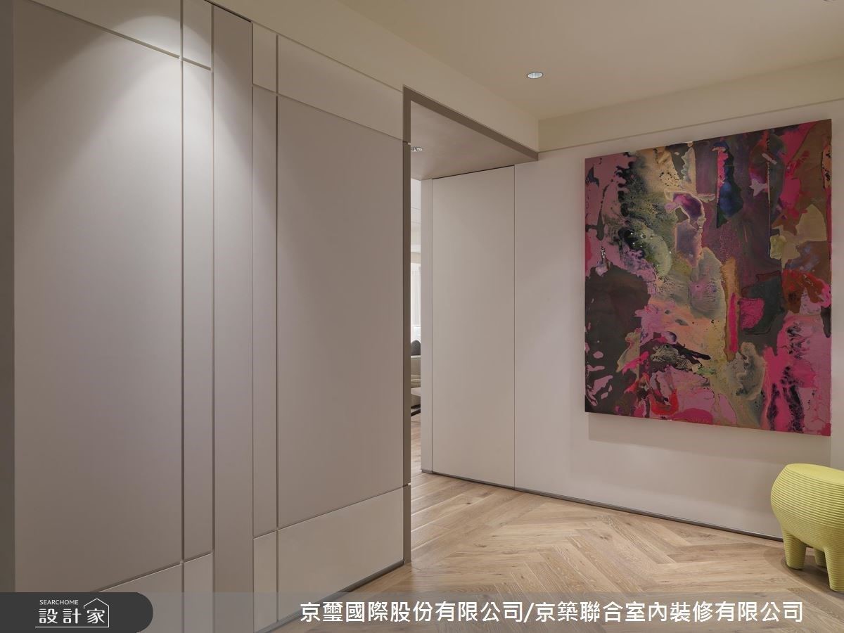 玄關透過大幅藝術創作掛畫，營造藝廊空間氛圍，展現藝術即生活的理念。