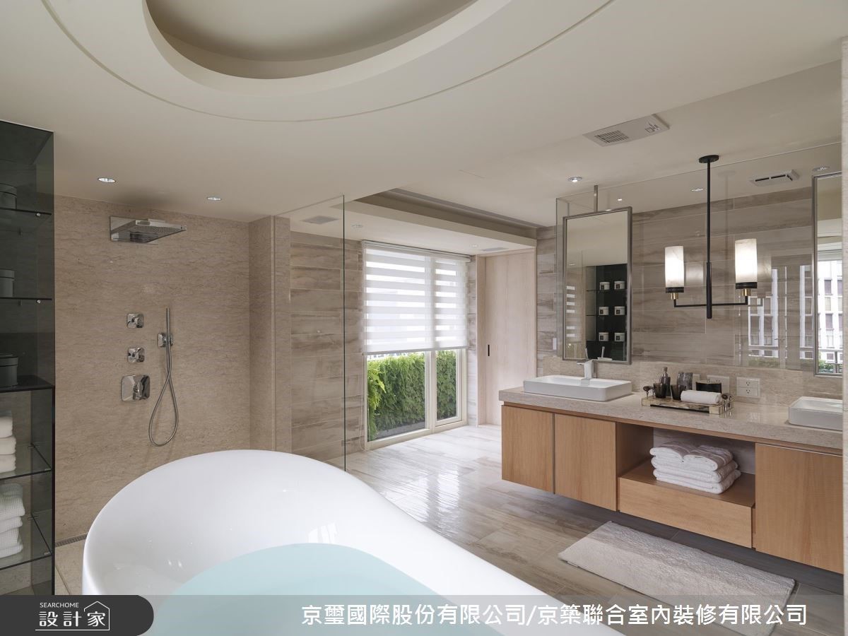 主臥以大地色系烘托舒適氛圍，主浴雙洗手台、獨立浴缸設定營造頂級生活享受。