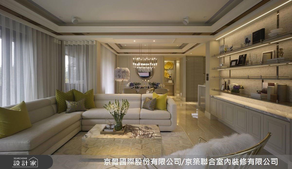 客廳選用鍍鈦金屬線條塑造大型展示櫃，盡情表現屋主的時尚品味。