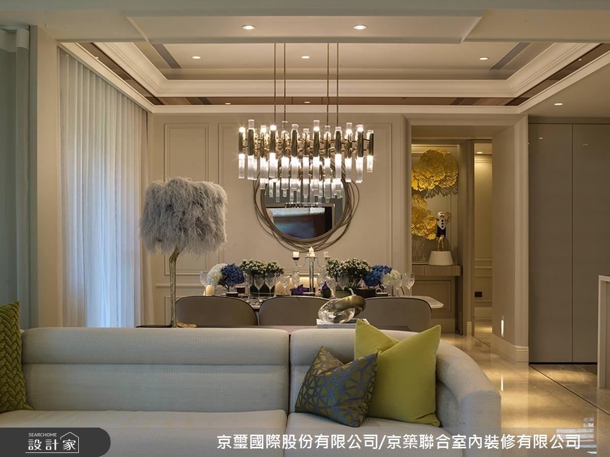 餐廳選用義大利進口手工吊燈搭配造型鏡面，營造典雅的用餐氛圍。