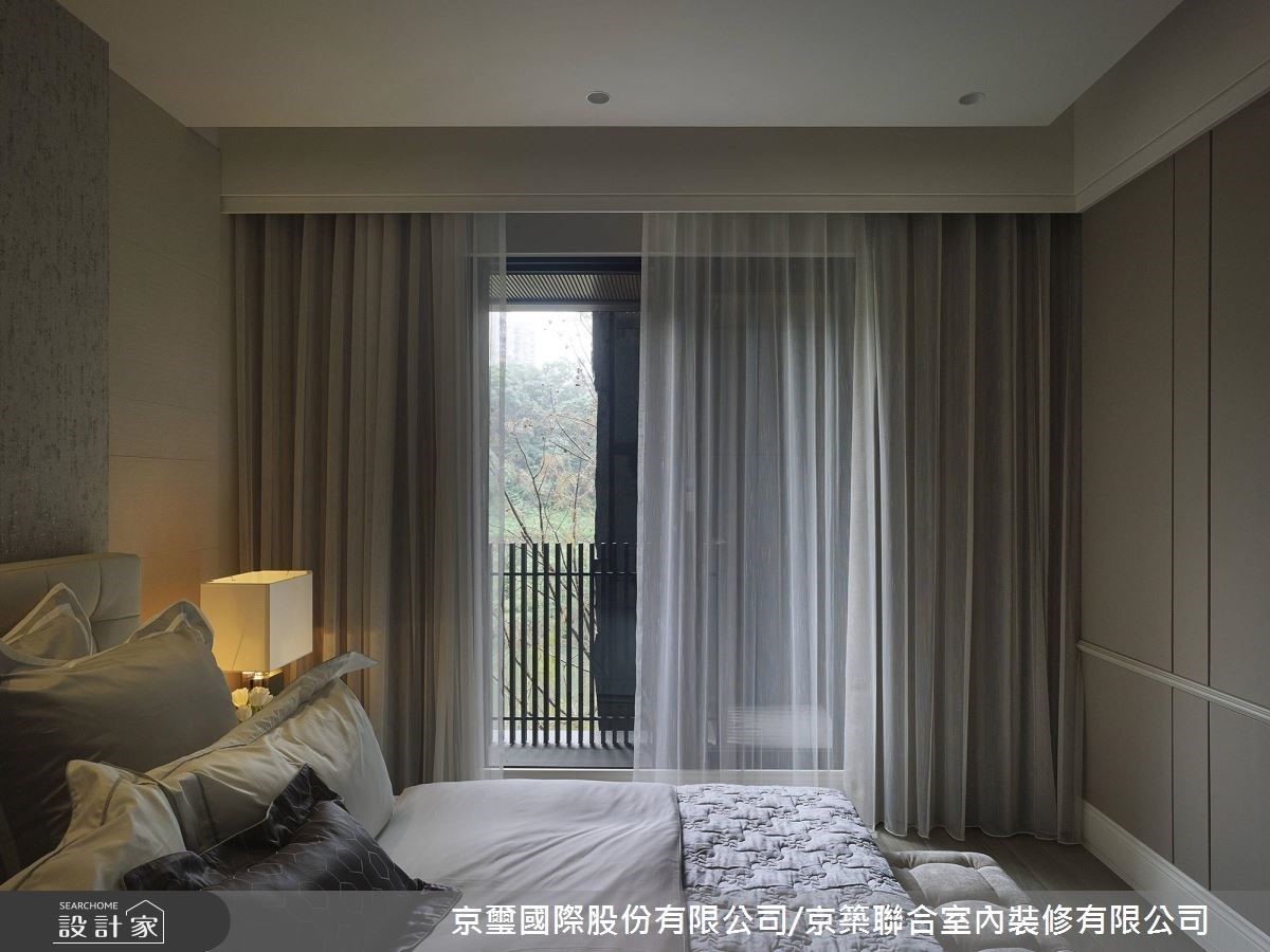 主臥引入窗外綠景，以純粹的色彩鋪陳舒適氣氛。