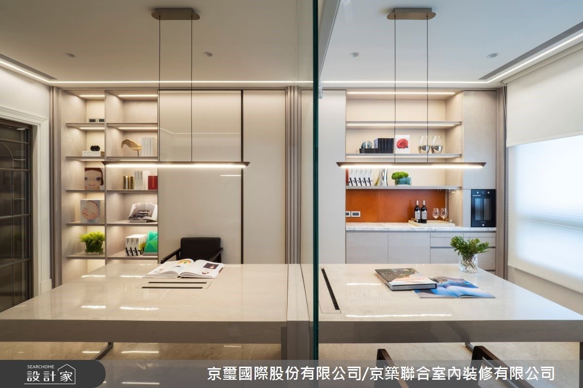 親子共讀書區以玻璃隔屏區隔空間，打造緊密又獨立的客製書房。