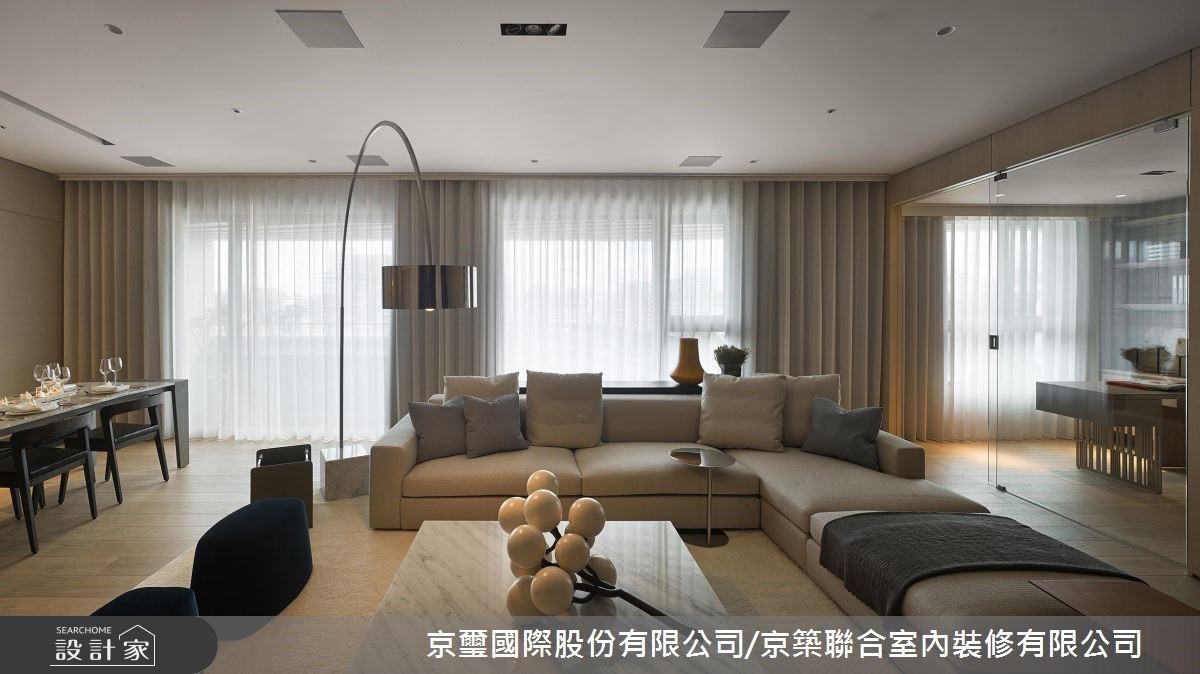 開放式客餐廳締造開闊視野，無形中拉近家人間的互動距離。