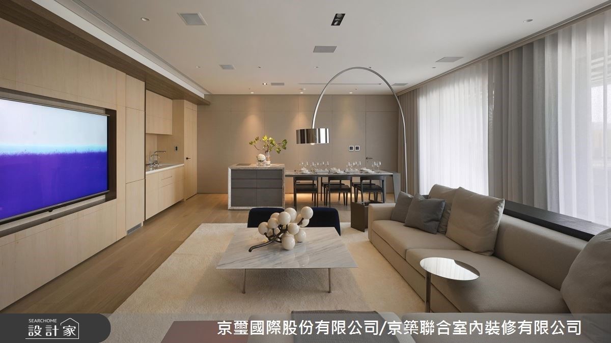 一體成型的電視櫃與備餐櫃設計，兼具收納與美感的空間端景。