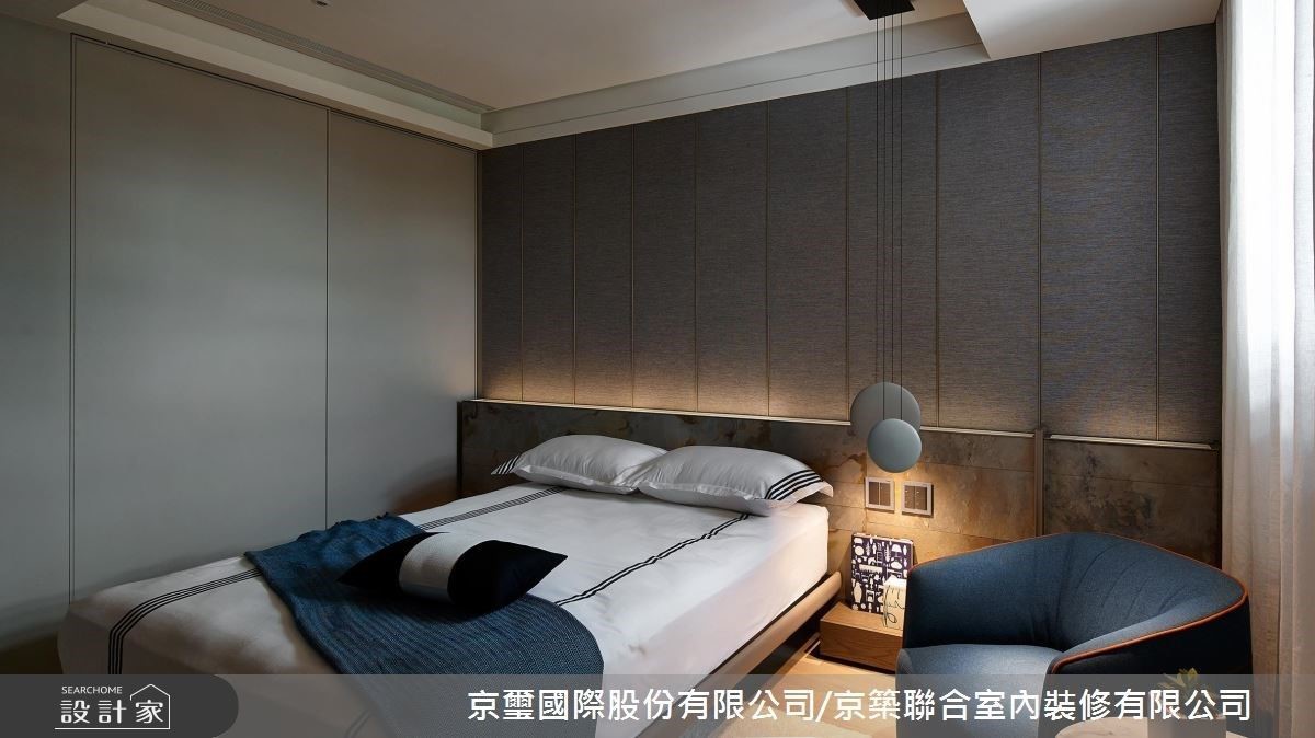 臥室以柔和燈光搭配沉穩色調，營造舒適睡眠場域。