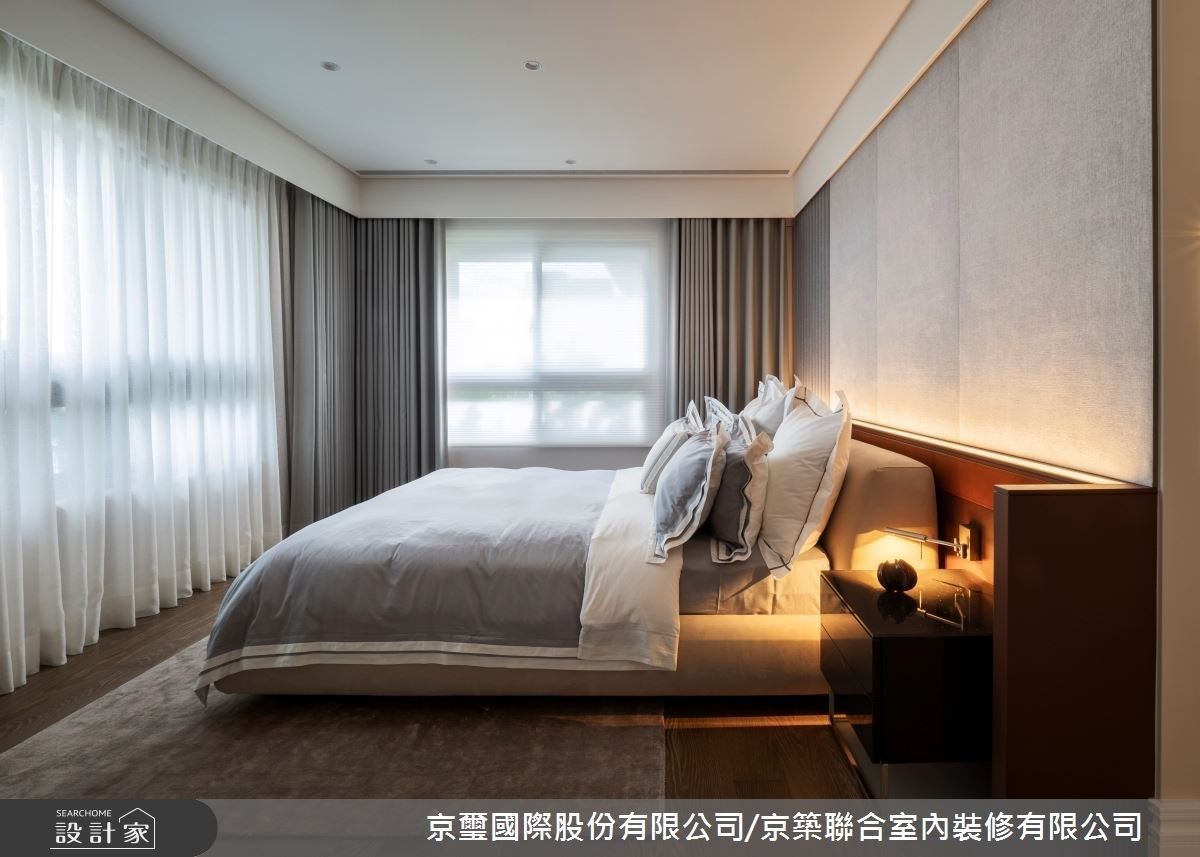主臥以溫暖的大地色系鋪陳氛圍，搭配燈光相互輝映展現設計的細緻質感。
