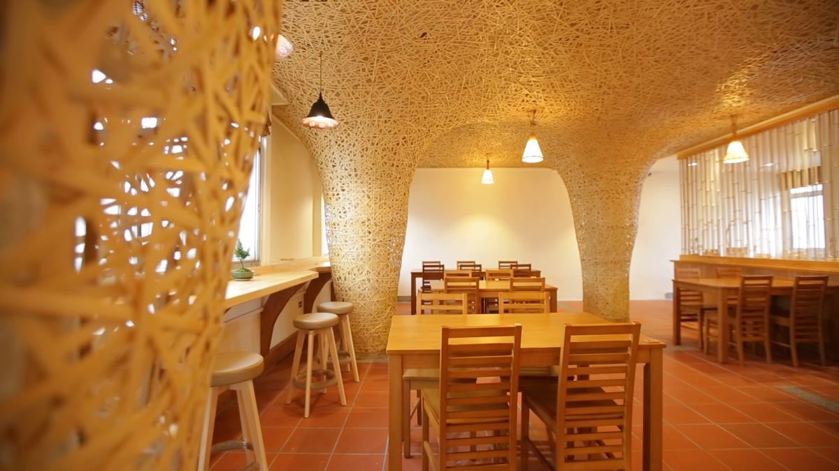 在大地色調溫潤而和煦的圍塑下，空間傳達出淡雅怡人的用餐氛圍。