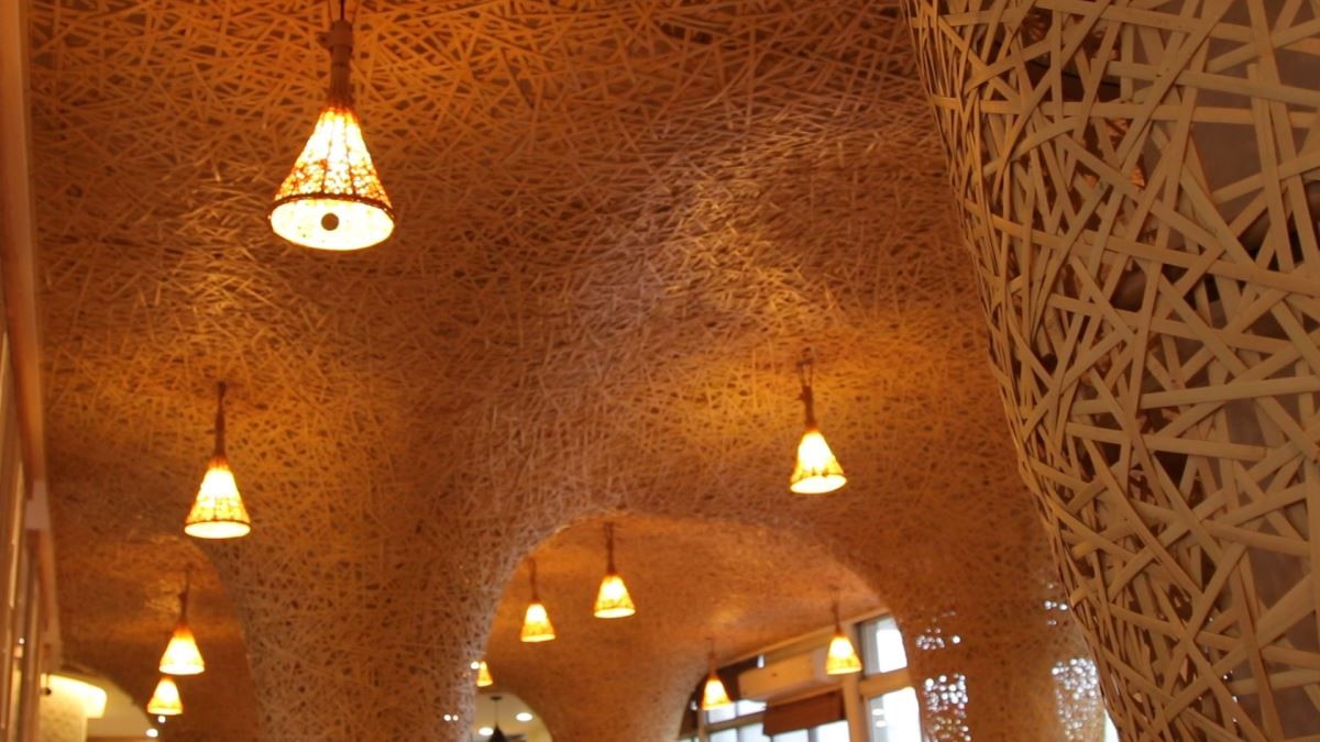 立面至天花運用5500多條竹篾手工編織，成就前所未有的竹林意象。