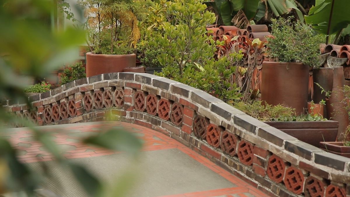 瓦窯紅磚橋以梅花造型花磚點綴，象徵花開富貴的吉祥意涵。