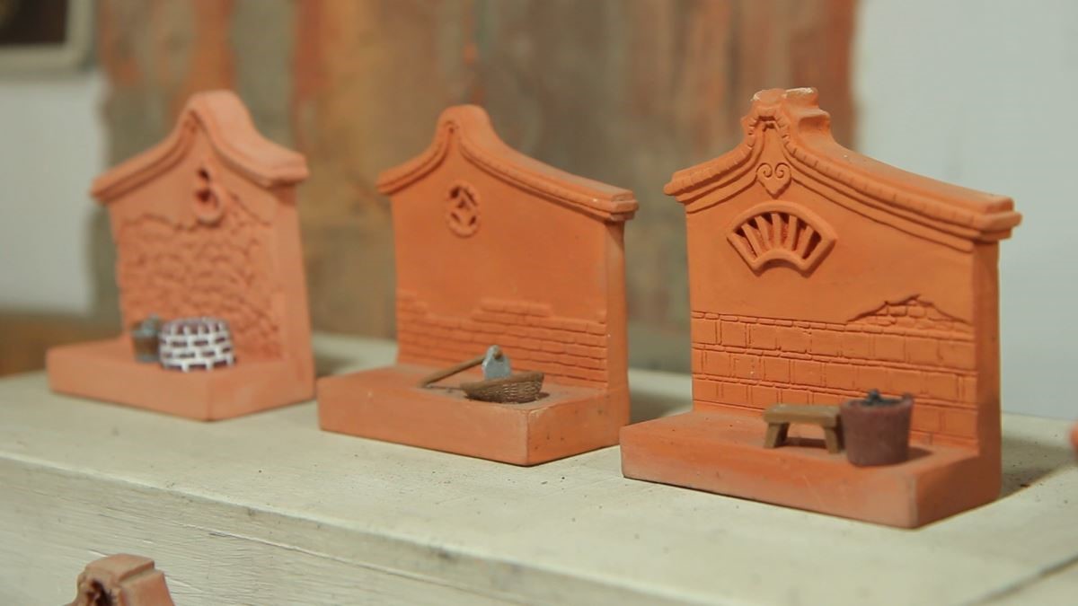 小型閩南式建築名片座以水井、鋤頭、板凳、烘爐、石磨等象徵金、木、水、火、土五行概念。