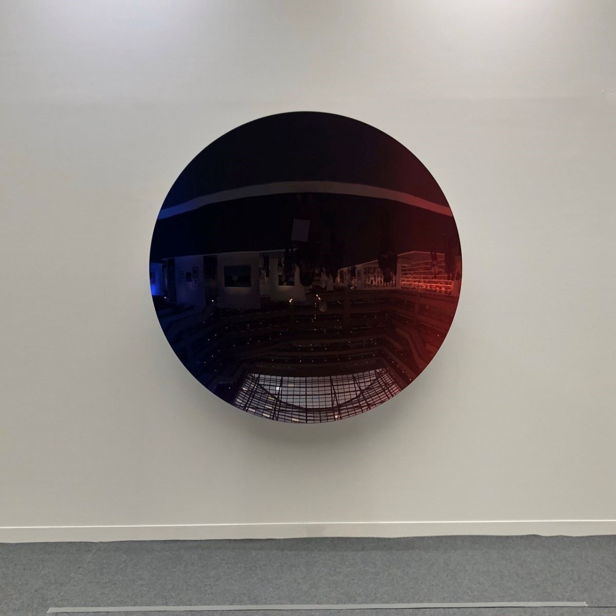 巨大的印裔英籍雕塑藝術家Anish Kapoor之作，是展場中最吸睛的焦點，隨著觀賞者的位移、談話，可感受到不同的環境狀態和意識。