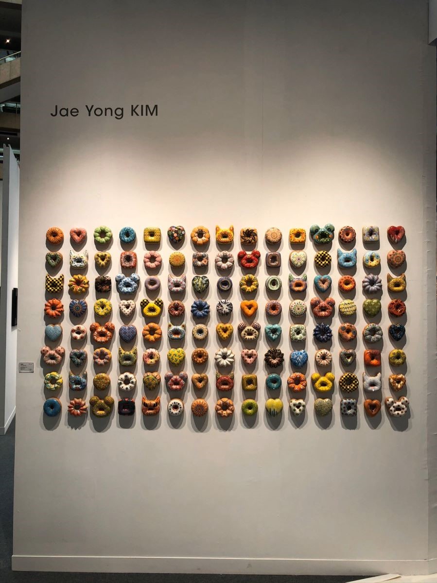 言午藝廊展出來自韓國的藝術家金載容，將甜甜圈可口多彩的模樣，通過陶瓷燒製，以精湛的上釉工法，呈現出趣味的樣貌。