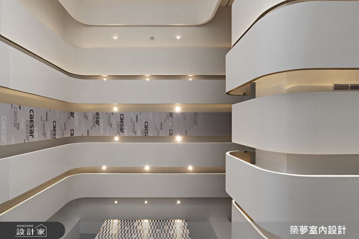 設計達人羅芳銘以 50 公分的四分之一圓概念，層層打造一樓挑高氣勢。