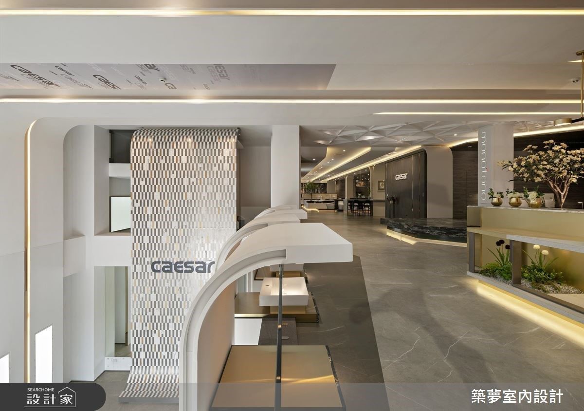 利用扶手下空間規劃鍍鈦金平檯，襯托產品高貴質感。