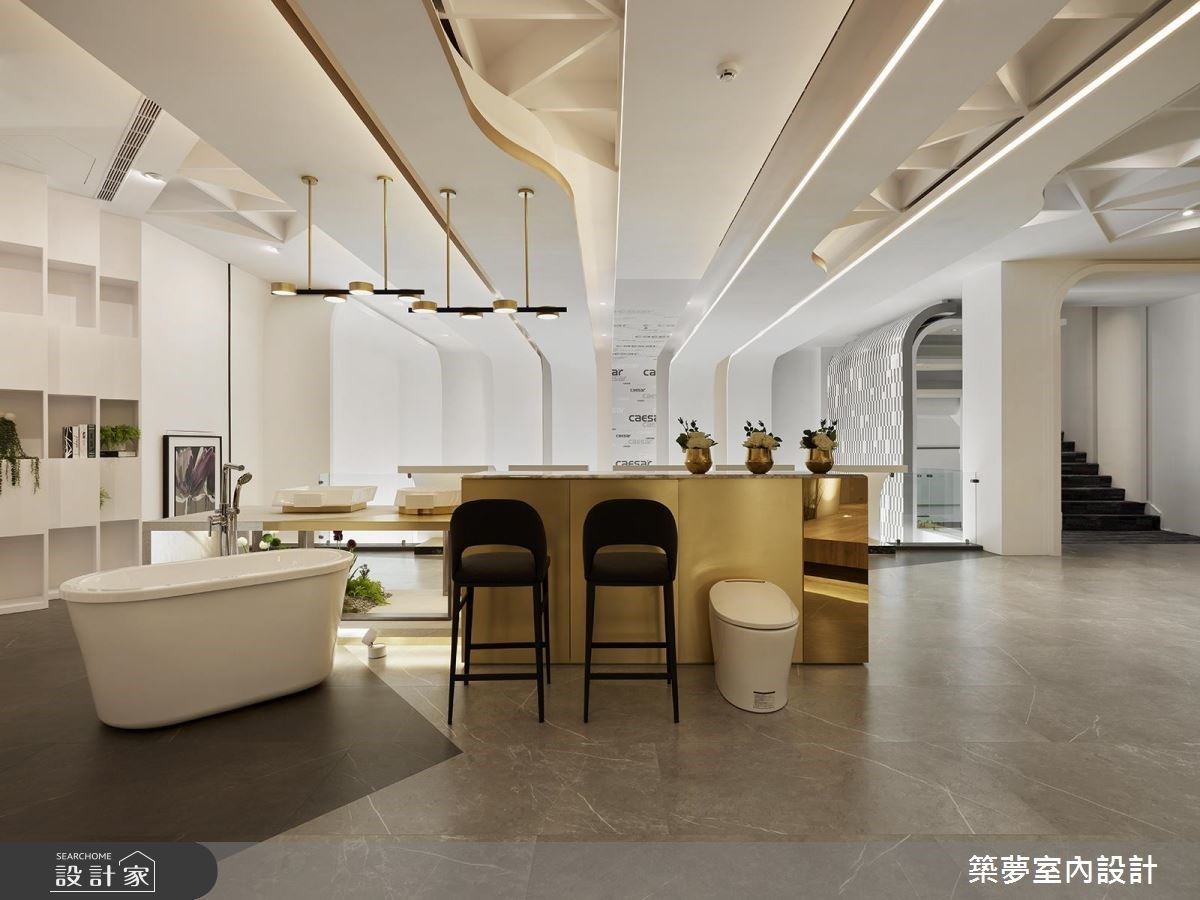 圓弧、幾何天花造型體現施作精湛工藝，並以斜向抬升地坪，自然導引向右參觀動線。