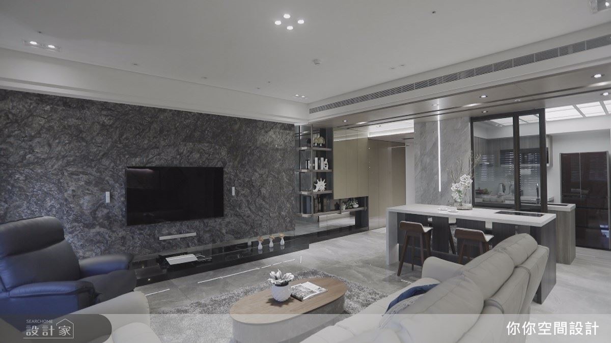 廊道壁面以鏡面搭配展示層架，讓收納化為獨特展示，增加居者個性。