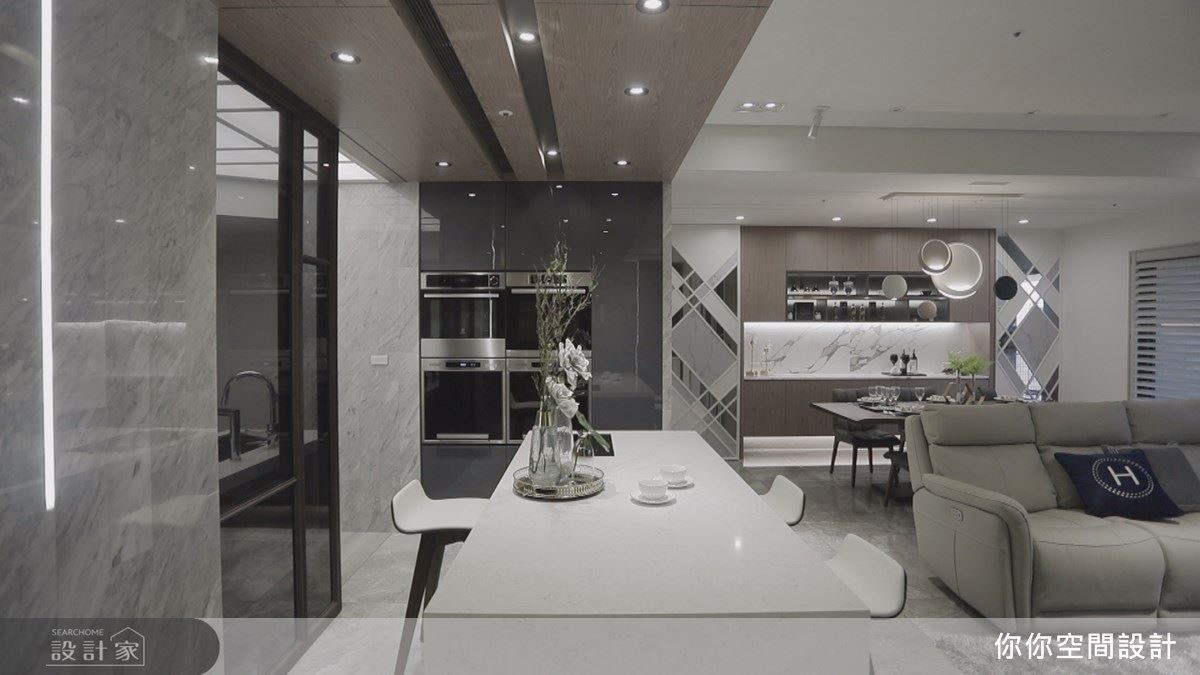 中島壁面巧面運用燈條勾勒摩登效果，更提升空間明亮度。