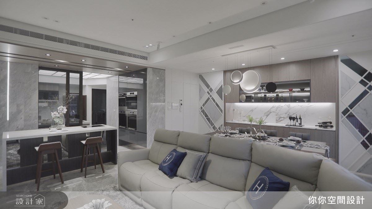 餐廳備餐檯藉石紋壁面呼應整體風格，兩側拉門則以窗花概念提升華麗精緻感。