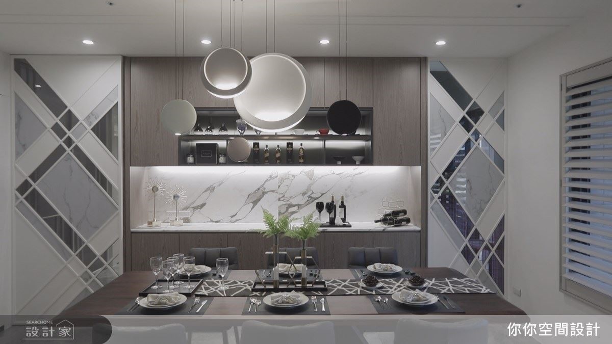 拉門以幾何線條設計演繹現代俐落質感。