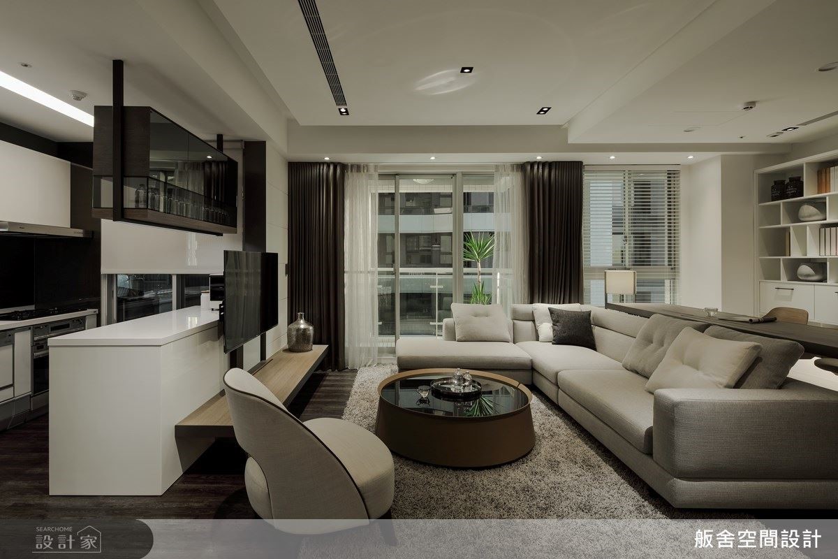 公領域以開放流暢的動線，將機能與生活緊密結合。