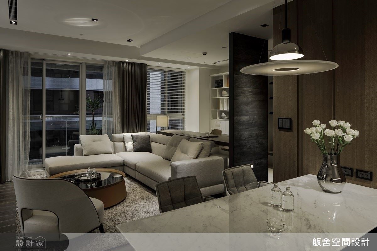 餐廳搭配現代感燈飾，營造精緻用餐氛圍。