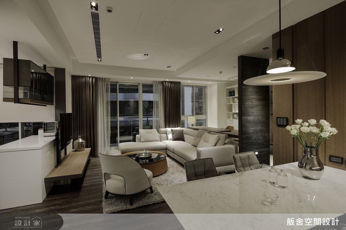 客廳電視牆以結構鋼鐵取代牆面，營造通透視野，完美結合機能與美感。