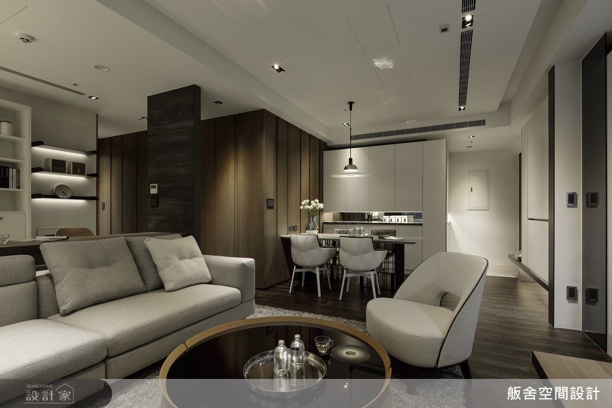 餐廳牆面延續至私領域廊道以木皮鋪陳溫潤質感，俐落線條營造空間層次表情。