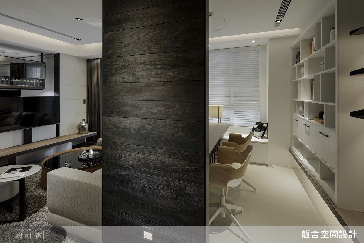 開放式書房運用木質立面作為空間分界，營造大器尺度。