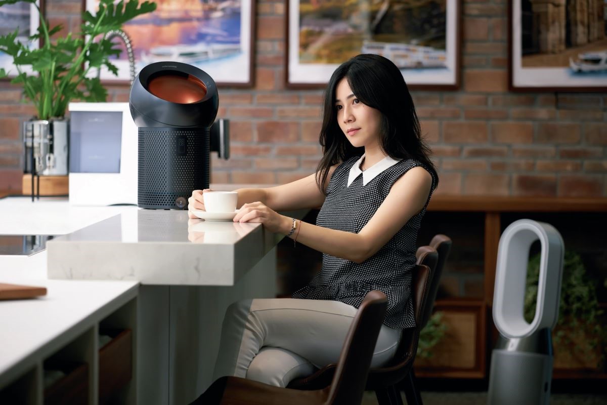 將 Dyson Pure Cool Me™ 放在書桌上，調節最佳的送風位子，就能營造舒適的閱讀環境。