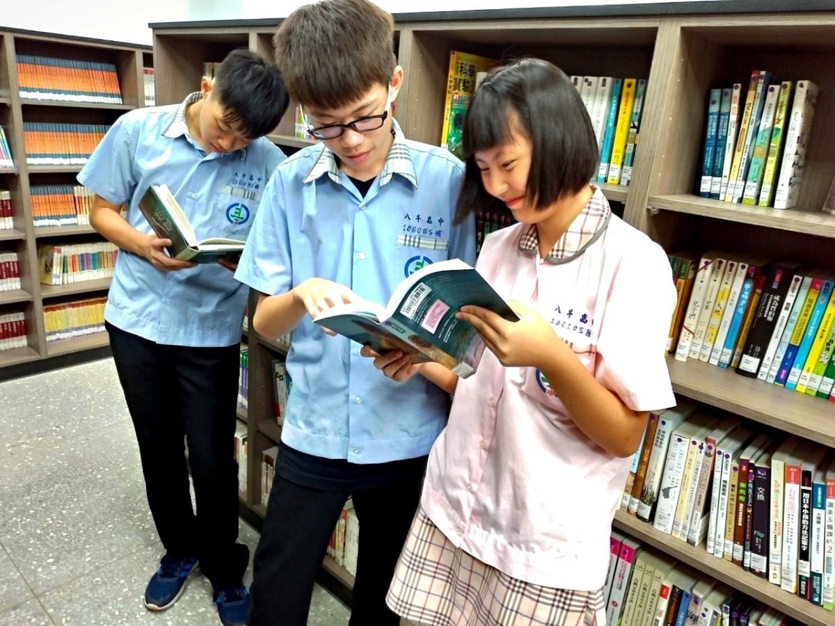 八斗高中學生們沈浸在歐德集團以環保健康綠建材打造的「幸福圖書館」，快樂閱讀。